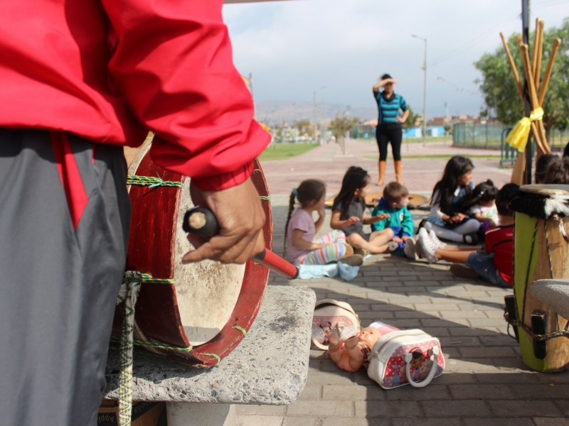 Personas participando en actividad al aire libre