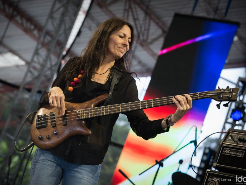 Mujer tocando guitarra durante un Jazz al Parque