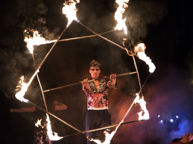 Hombre con cuadrilatero de fuego en escena