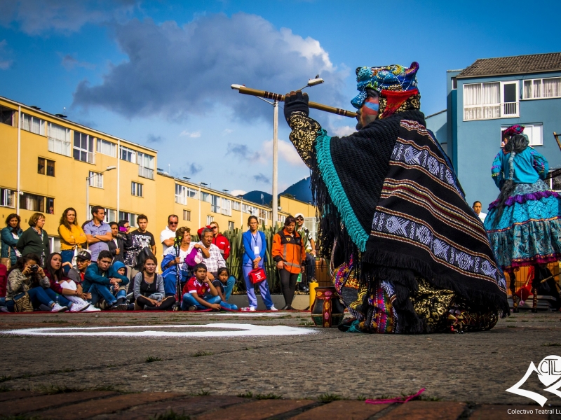 Personajes disfrazados actuando en la calle