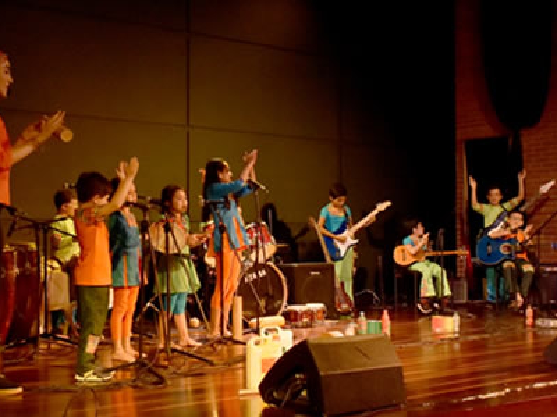 Grupo de adultos y niños en el escenario 