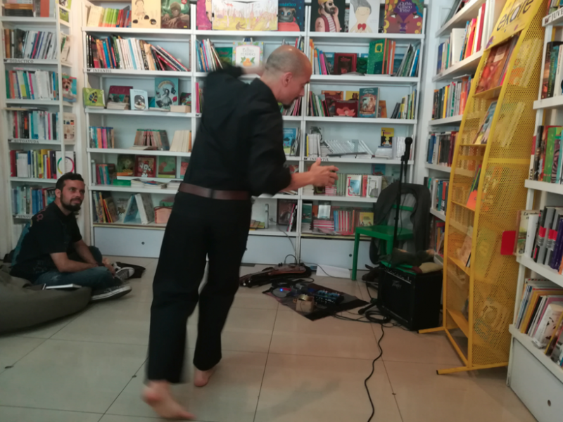 Hombre bailando en un estudio