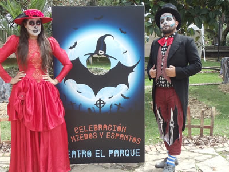 Poster de Celebración de Miedos y Espantos con actores en el parque