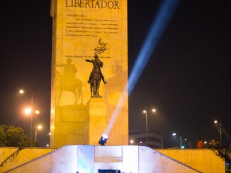 Monumento a los heroes de Bogotá en toma nocturna