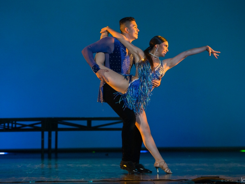 Pareja de bailarines en escena durante un lanzamiento de Danza en la Ciudad