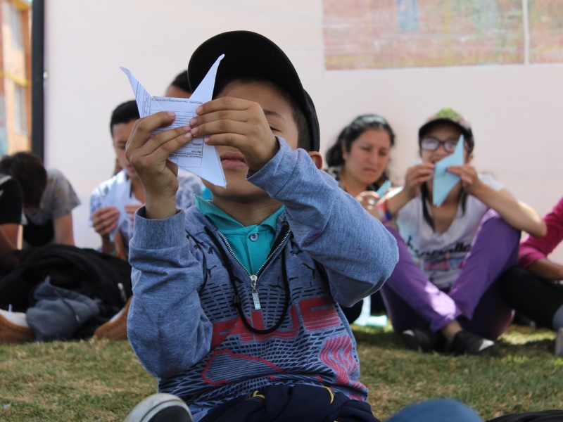 Niño con obra artesanal