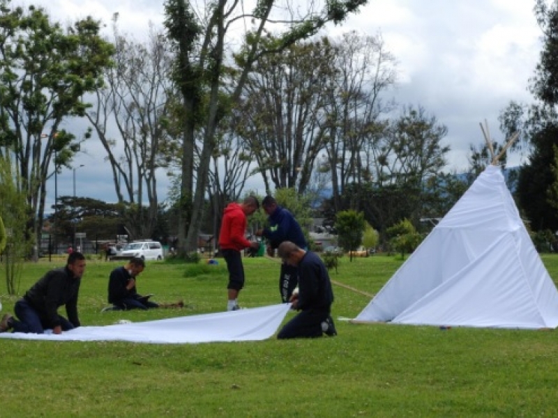 Imagen de personas compartiendo actividades al aire libre