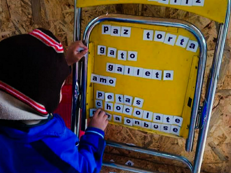 Niños participando en una actividad al aire libre