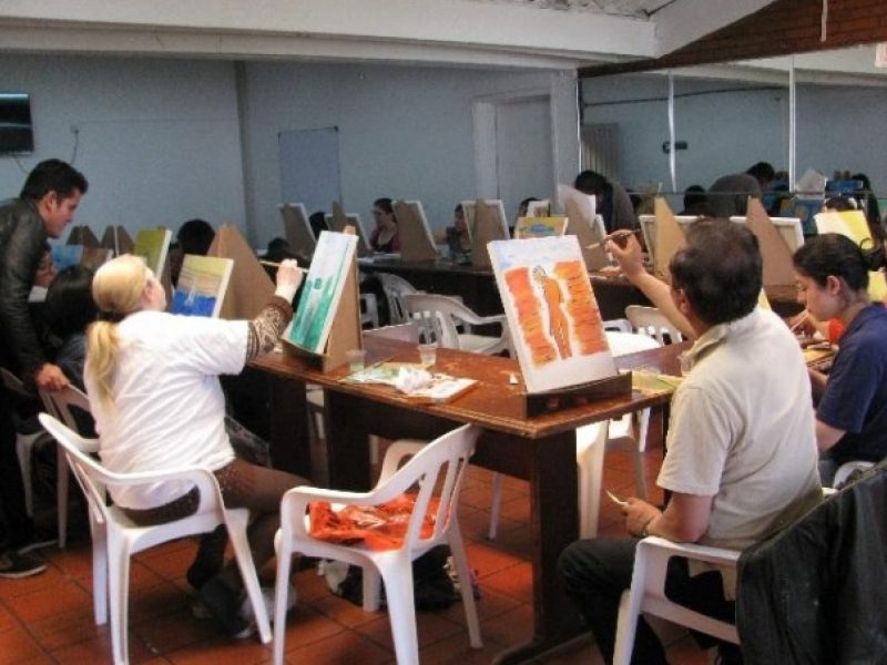 Personas participando en un proceso de pasantías en artes plásticas