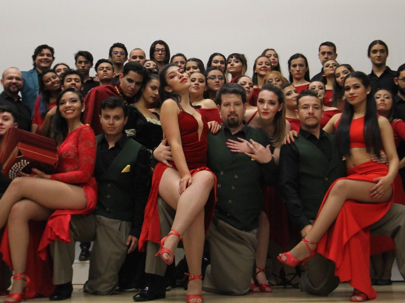 Grupo de bailarines posando para fotografía