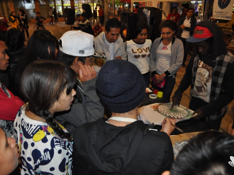 Personas participando en una actividad recreativa.