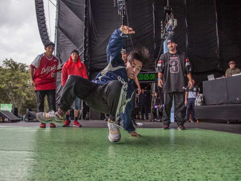 bailarines de break dance en escena