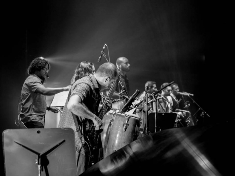 Músicos en escena en fotografía blanco y negro