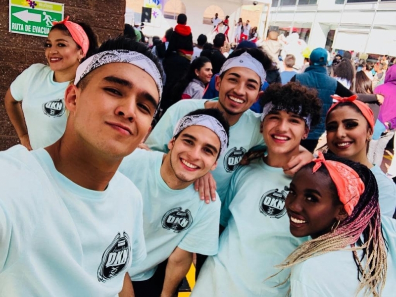 Grupo de jovenes posando para la cámara