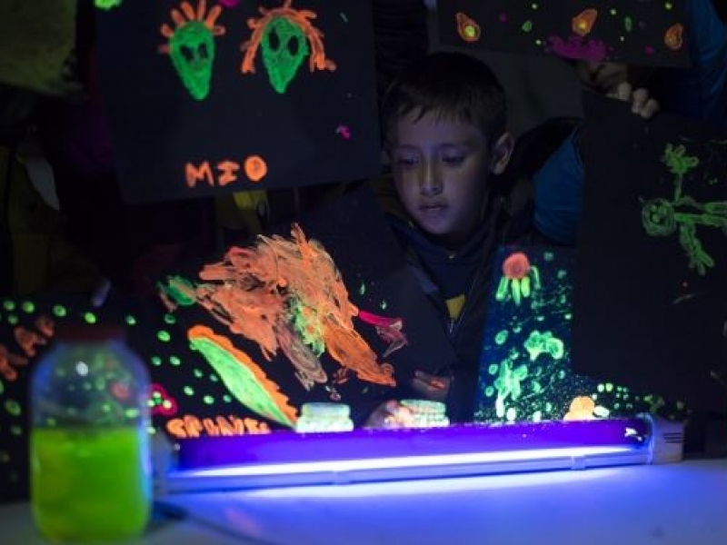 Niño participando en actividades acádemicas