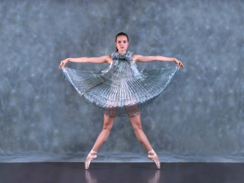 Mujer en escena con vestido gris