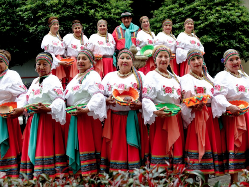 Grupo de bailarines posando para fotografía