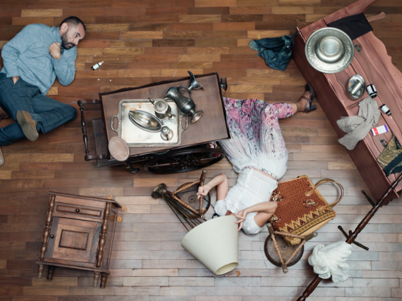 Actores en un escenario teatral