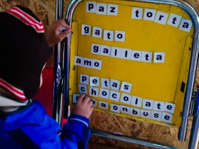 Niño jugando con letras de papel