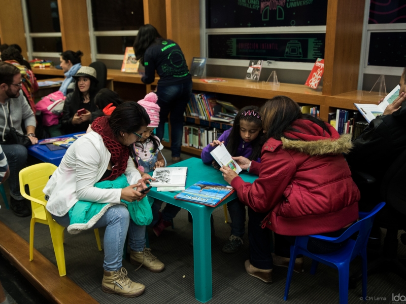 Niños y jóvenes participando en una actividad de aprendizaje.