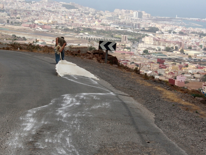 Hombre arrastrando algo por una calle