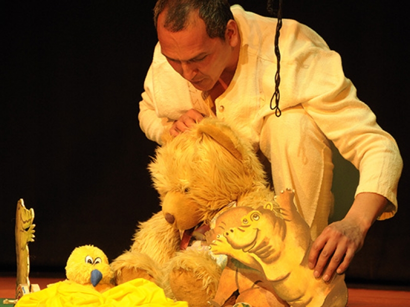 Actor en escena con oso de peluche