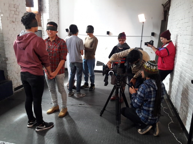 Grupo de personas filmando