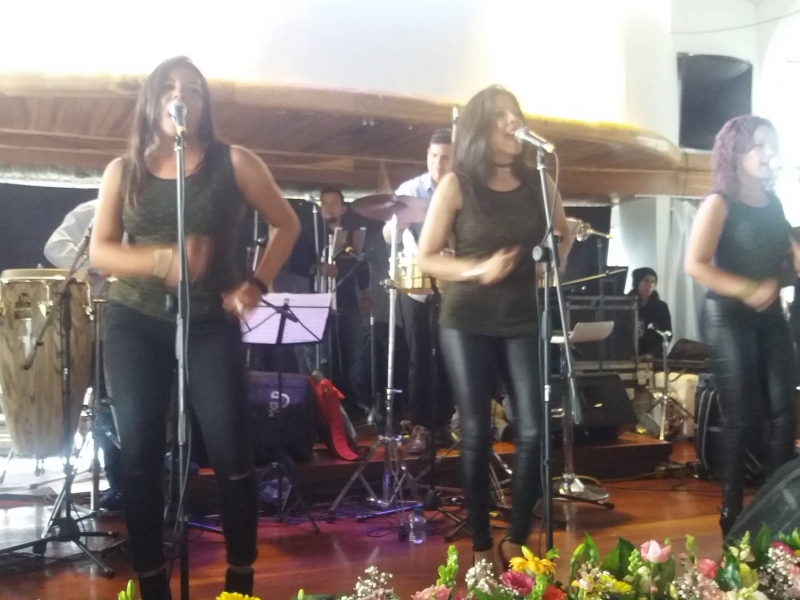 Mujeres de Guapa Orquesta en escena