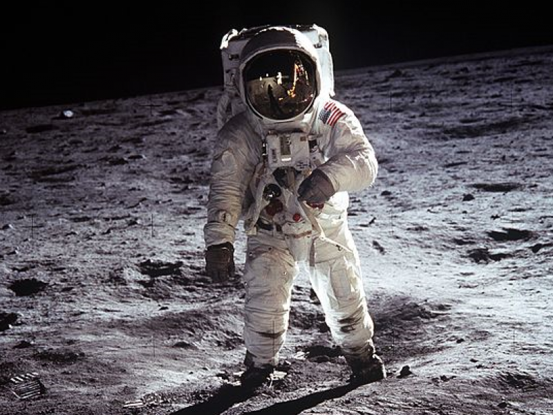 Foto NASA de astronauta en la Luna - Wikimedia Commons