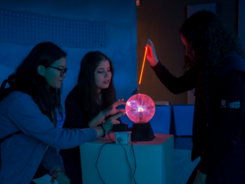  Jóvenes participando en el Club de Astronomia Maya