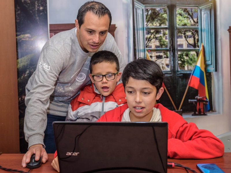 Niños interaqctuando con un computador