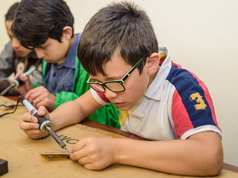 Niños participando en actividades acádemicas