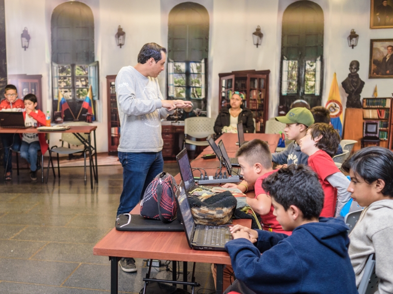 Niños y jóvenes participando en una actividad de aprendizaje.