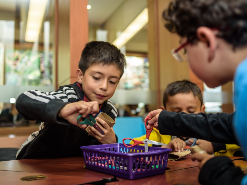 Niños participando en actividades acádemicas