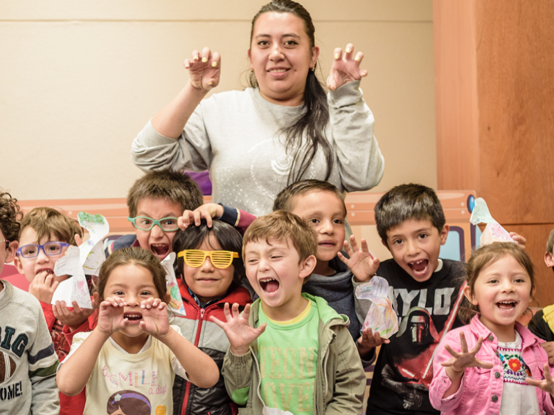 Maestra con niños