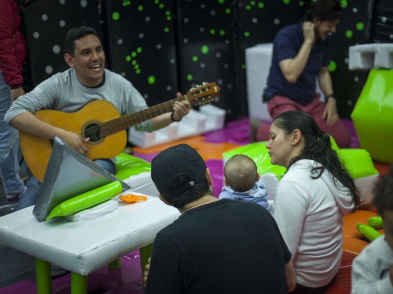 Familia participando en una actividad lúdica