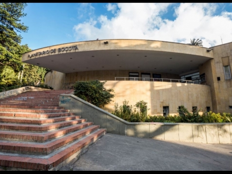 Fachada nocturna Planetario de Bogotá