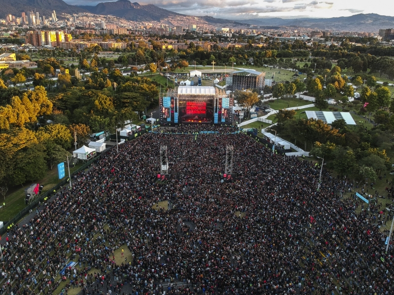 Escenario y público de rock al Parque