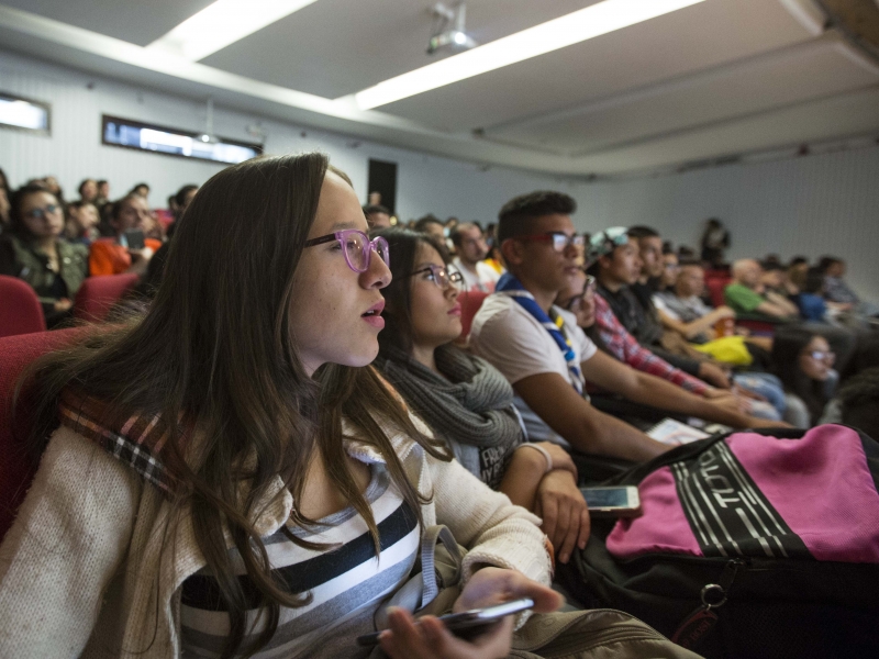 Personas participando de una lectura estelar