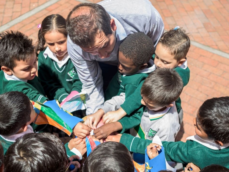 Niños y profesor en actividad 