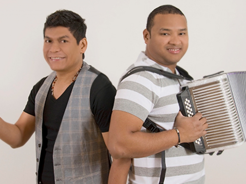 Hombres posando para foto con acordeón