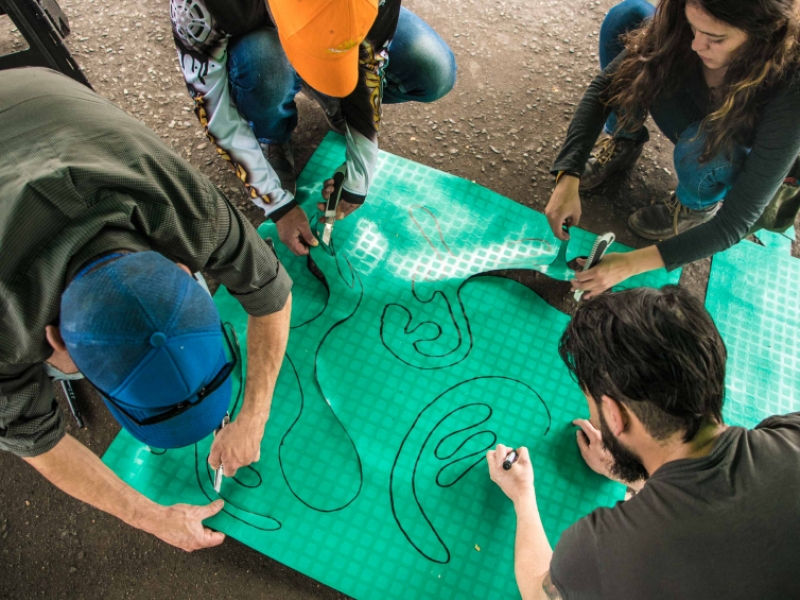 Personas participando en actividad académica