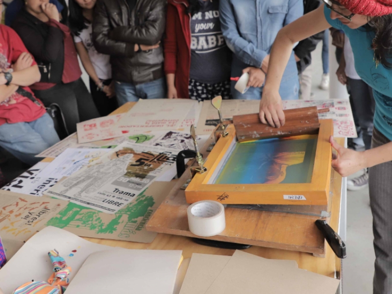 personas participando en actividad académica