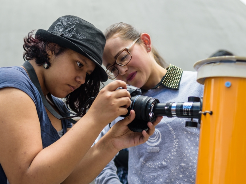 Personas con telescopio