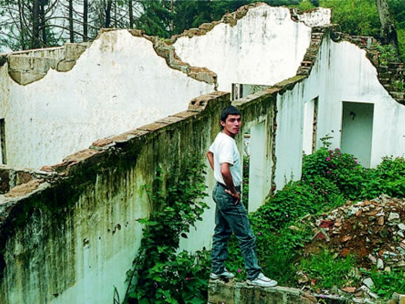 Hombre en una casa destruida - escena Rodrigo D