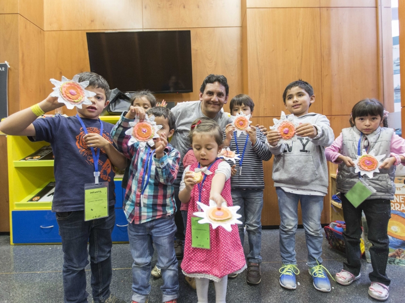 Niños participando en actividad lúdica