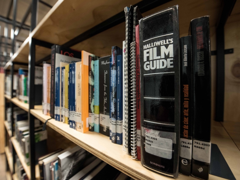 Close-up de los libros de la Biblioteca Especializada