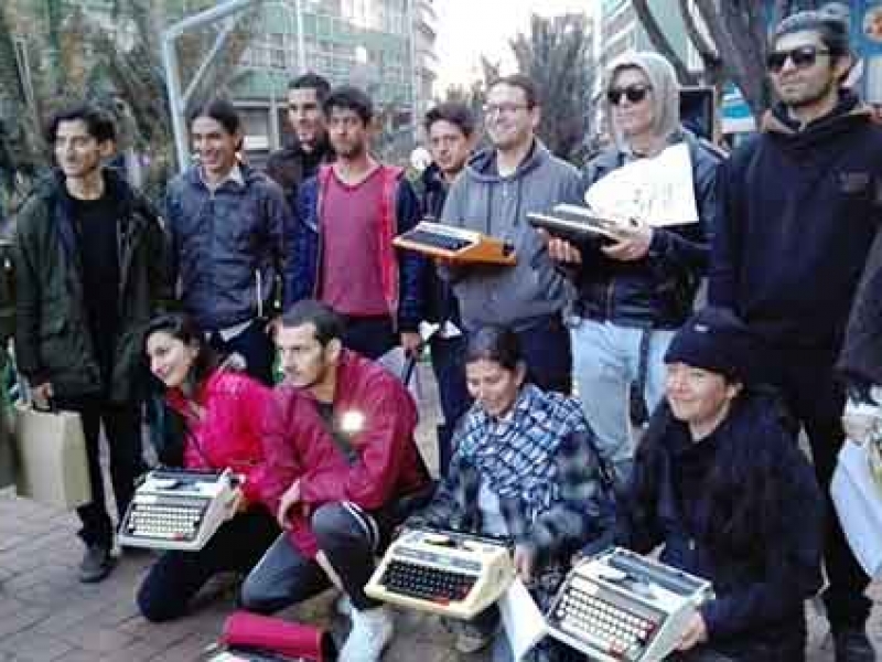 Los niños se ponen de ruana el Teatro El Parque