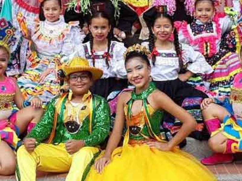 Los niños de Colombia bailan en pareja