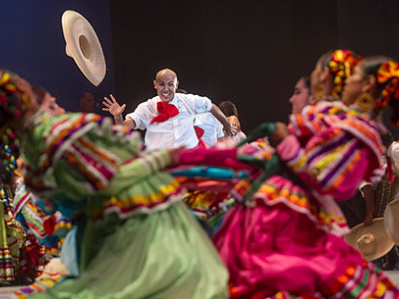 Ballet Folklórico de la Universidad de Colima